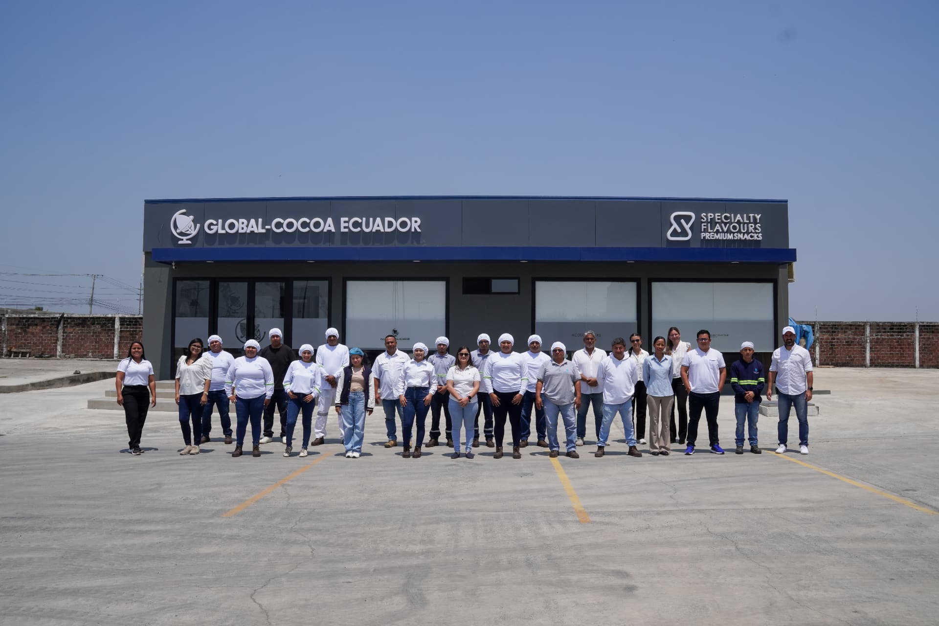Equipo de trabajo de Global Cocoa Ecuador frente a sus instalaciones